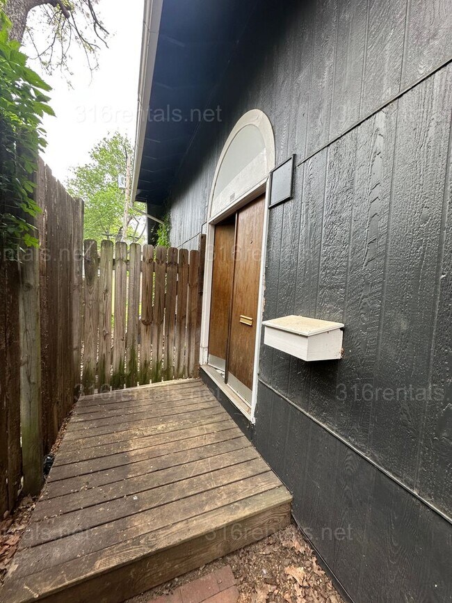 Building Photo - $1495 - 2 bed 1.5 bath - Duplex located in Riverside