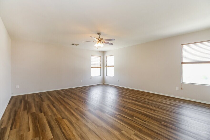 Building Photo - 526 E Milada Dr