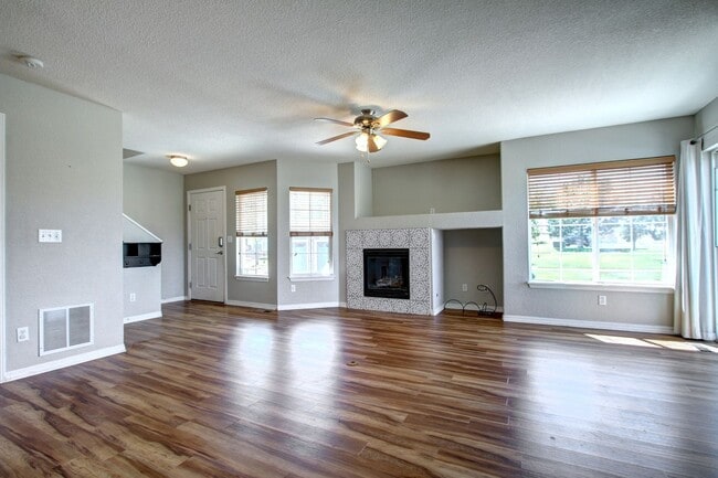 Building Photo - Rare Sapphire Pointe 2 bed townhome for le...