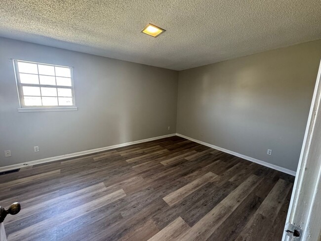 Building Photo - Townhouse in Murray