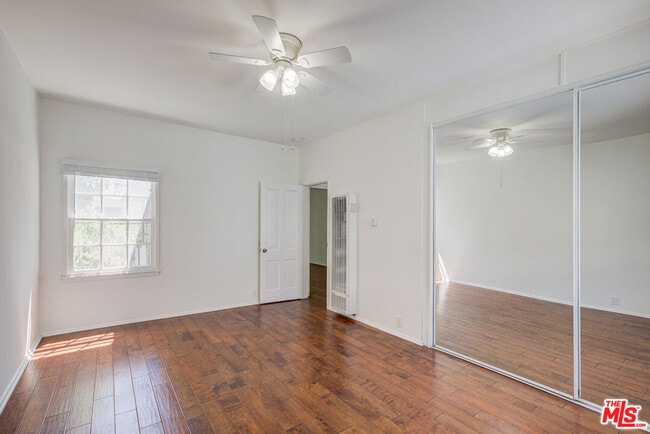 Building Photo - 965 N Doheny Dr