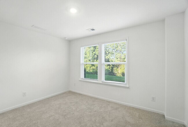 Building Photo - Brand-new three-story townhome in the Univ...