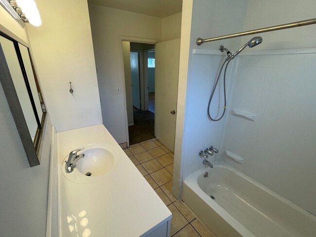 Building Photo - Beautiful 4-Bedroom Home in Desirable Holladay Neighborhood