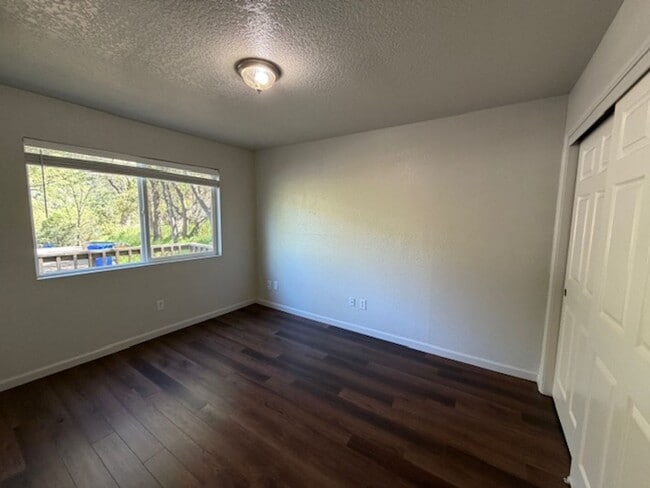 Building Photo - AVAILABLE NOW!! Adorable Unit Near Downtown Sonora! Newly Painted Throughout!