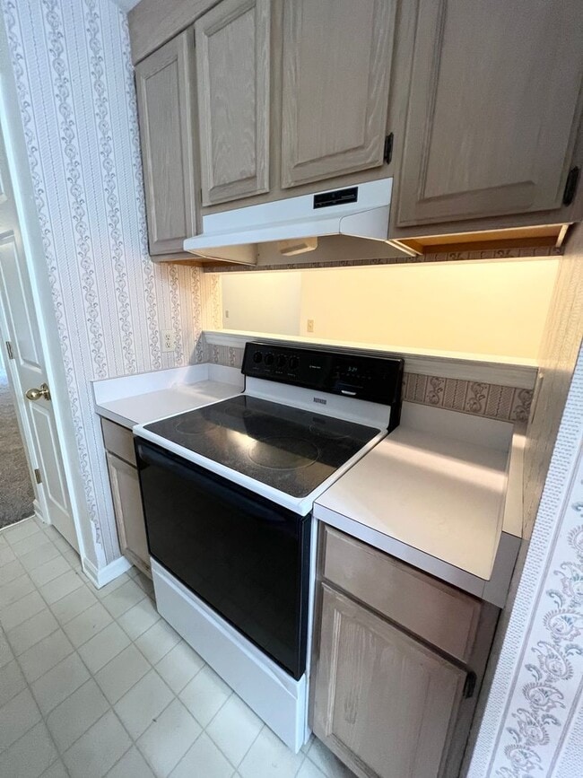 Building Photo - 2BR/2BATH Great School Zones! Available Summer 2026