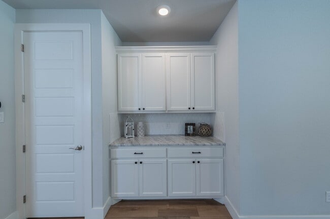 Building Photo - Dreamy Townhome!