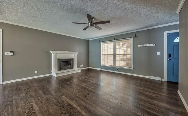 Building Photo - 8608 Maple Ave