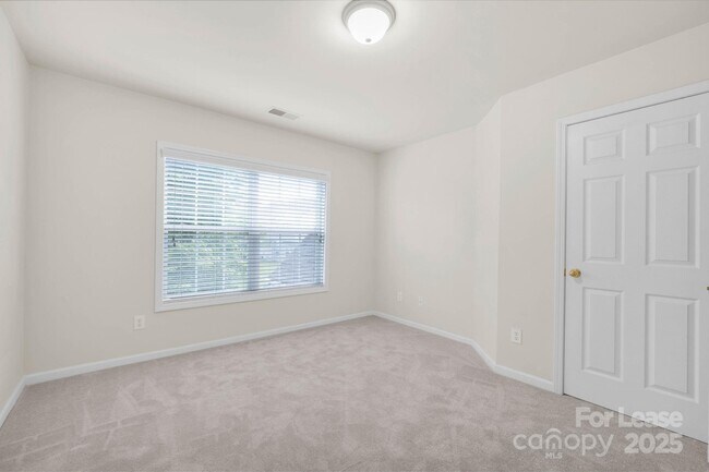 Building Photo - 105 Runningdeer Dr