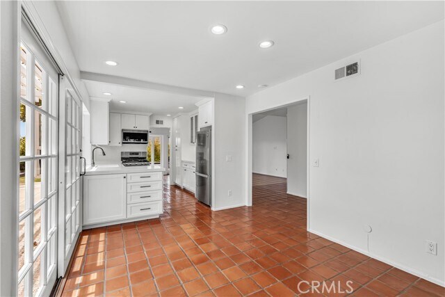 Building Photo - 33051 Christina Dr