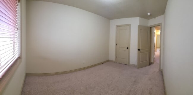 Building Photo - 3 bed, 2.5 bath townhome w/attached 2 car ...