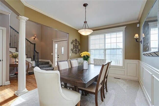 Building Photo - Large open and bright 4 bedroom 3.5 bath home
