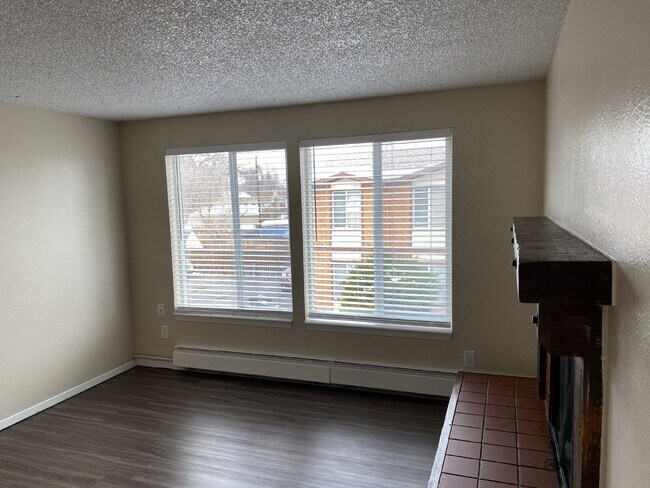 Building Photo - Available Now! – 2 Bed / 1 Bath Condo – Utilities Included