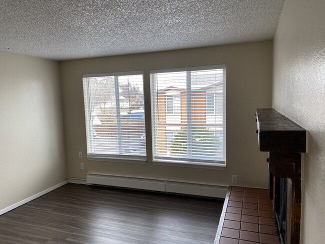 Building Photo - "One Month Free Rent with Signed 12 month Lease, 2-Bed Gem in Denver – Cozy 920 Sq. Ft."