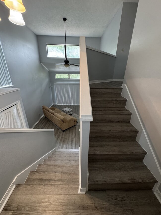 Building Photo - 2 bedroom 2.5 bath townhome with private d...