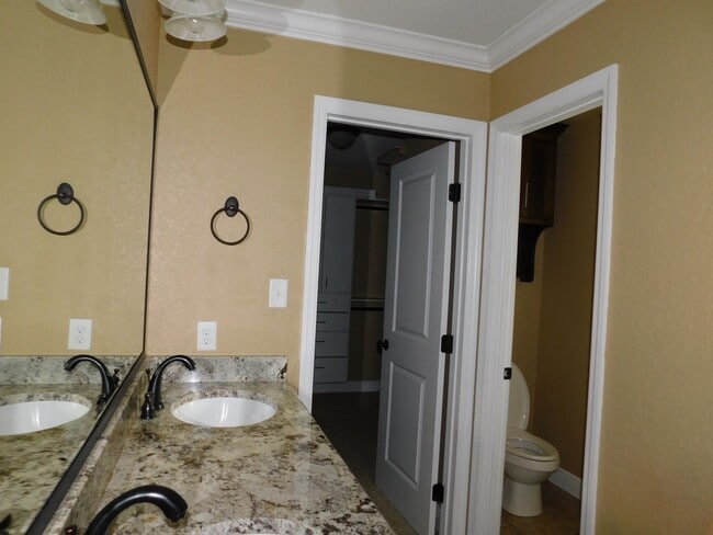 Building Photo - 4 bedroom in Crestwood-convenient location