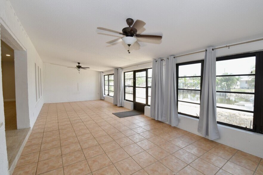 Building Photo - 3461 Lakeview Dr