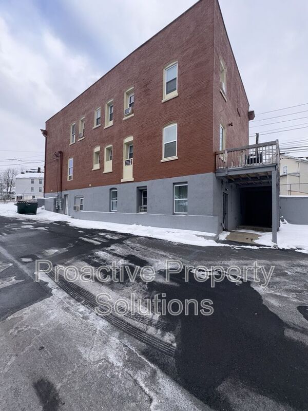 Building Photo - 730 N Main St