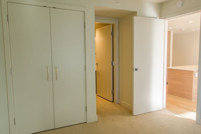 Building Photo - 2bd/2ba Seattle Condo