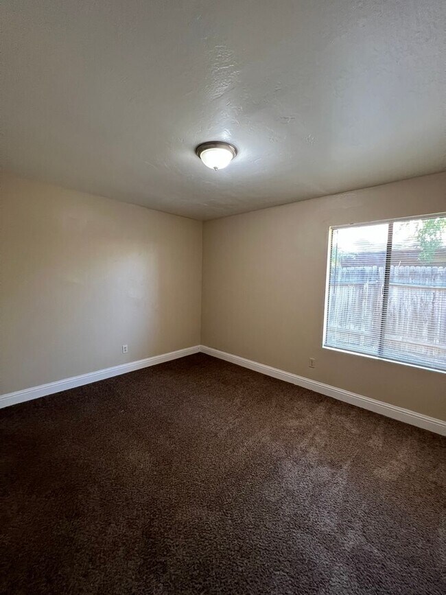 Building Photo - 7612 N Laurelglen Blvd