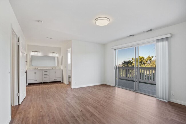 Building Photo - 11000 Meadow Glen Way E