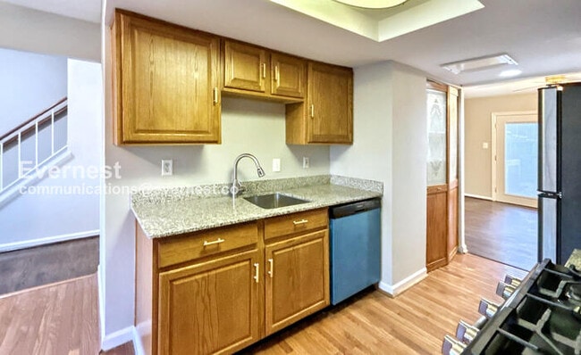 Building Photo - 2058 Mayflower Dr