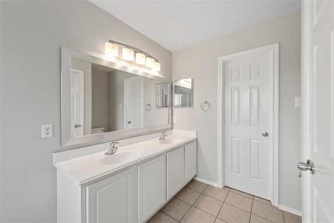 Building Photo - 14425 Rosehedge Ct