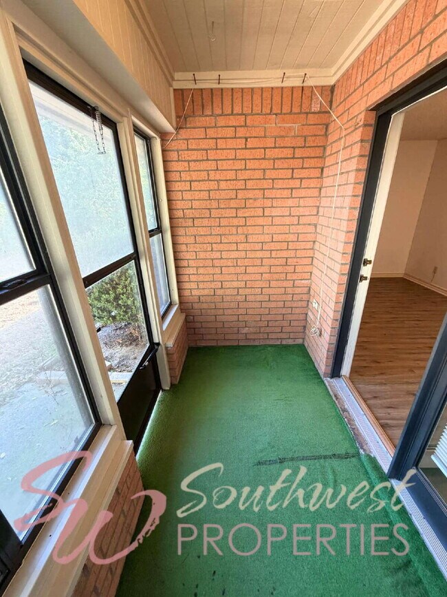 Building Photo - 2 bedroom 2 bath well maintained home close to city park!