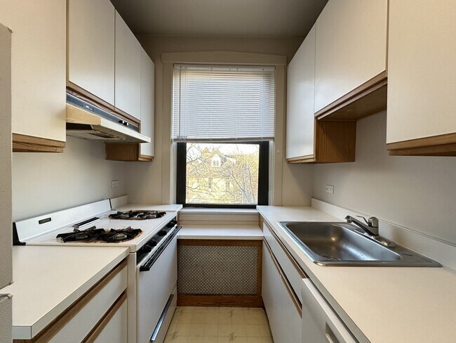 Building Photo - 1321 Oak Ave