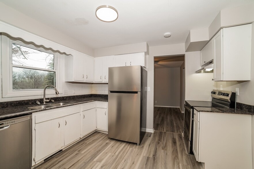 Building Photo - 6619 N Greenmont Rd