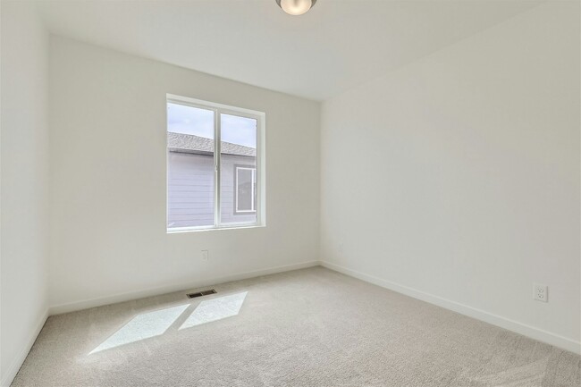 Building Photo - 560 Cottonwood Avenue