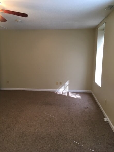 Master bedroom - 119 W Carolina Ave