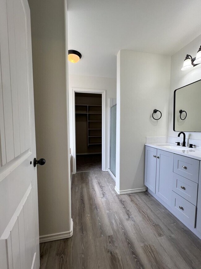 Building Photo - Beautiful 3 bed 2 bath home in the Woodsid...