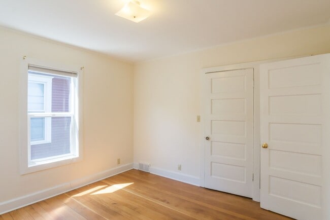 Building Photo - 2bd/1ba Seattle Home