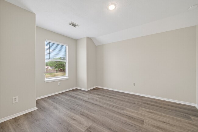 Building Photo - 6915 Great Oaks Shadow Dr