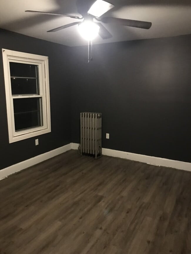 Building Photo - 2 Bedroom half double in N. end of Wilkes Barre