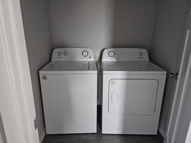 Building Photo - 3 Bed / 2.5 Bath Home in Norwalk. Move-In Special: Get 1 month FREE with an 18-Month Lease!