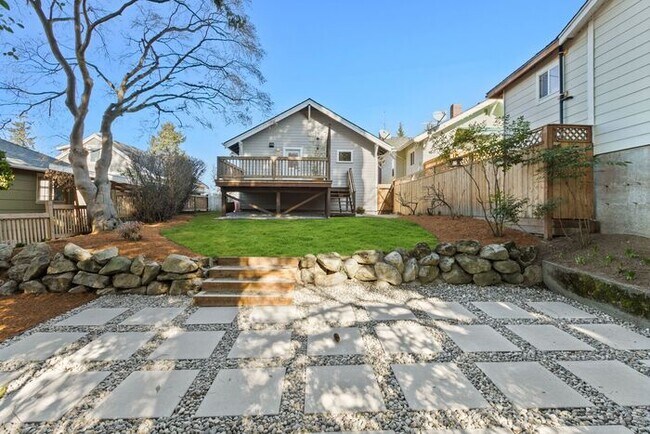 Building Photo - Gorgeous AIR CONDITIONED West Seattle Char...