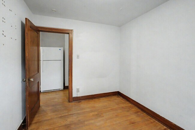 Building Photo - 407 W Green St