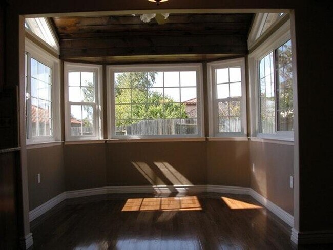 Building Photo - 485 Meadowbrook Dr