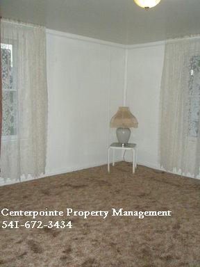 Building Photo - 2 Bedroom House with Large Yard