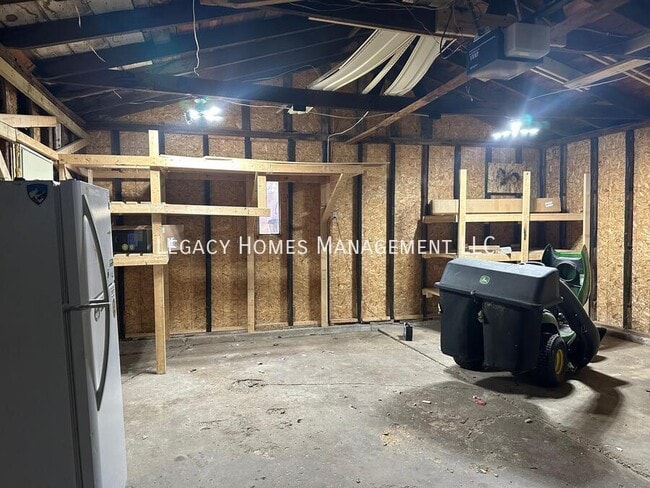 Building Photo - 962 Lakeview Dr