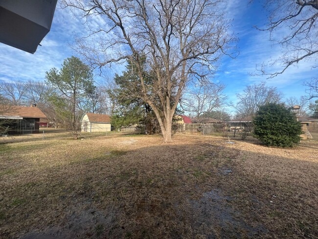 Building Photo - Updated in North Bossier.. Close to Barksdale Air Force Base..