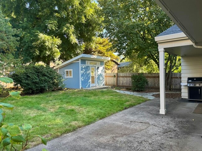 Building Photo - 8550 SW 10th Ave