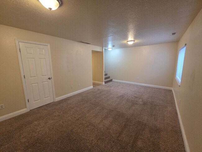 Building Photo - All new paint - super clean and move in ready.