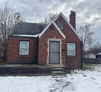 Building Photo - 3 bedroom bungalow~~