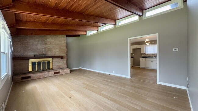 Building Photo - Beautifully remodeled 3 bedroom, 1.5 bath home.