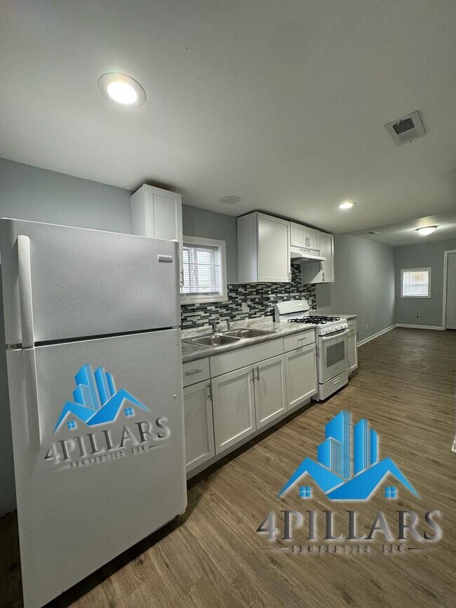 Building Photo - "Charming 2 Bed, 1 Bath Cedar Lake Rental - Ideal for Cozy Living!"