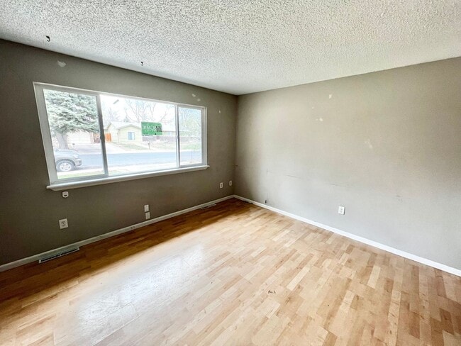 Building Photo - New on the Market! Charming 3-Bed, 1.5-Bat...