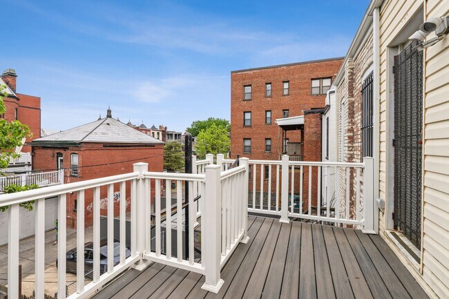 Building Photo - Beautiful 3br/4ba Columbia Heights Home wi...