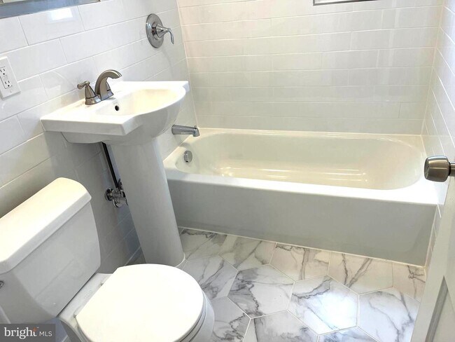 Building Photo - 7132 Parkview Ave